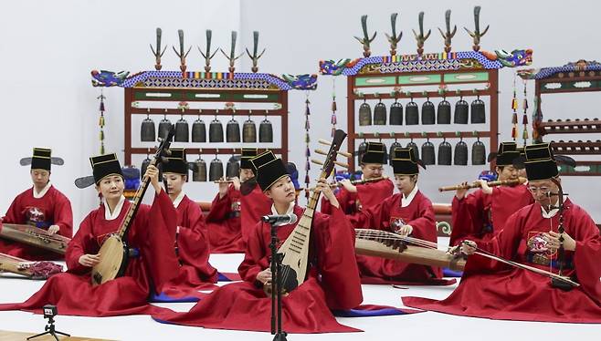 25일 서울 서초구 국립국악원 정악단 연습실에서 열린 '행악과 보허자 - 하늘과 땅의 걸음' 공연 제작발표회에서 정악단원들이 취타 공연을 선보이고 있다.