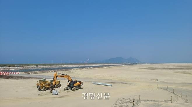 전북 ‘새만금 스마트 수변도시’ 매립 현장에서 굴착기가 마무리 작업을 하고 있다. 김창효 선임기자