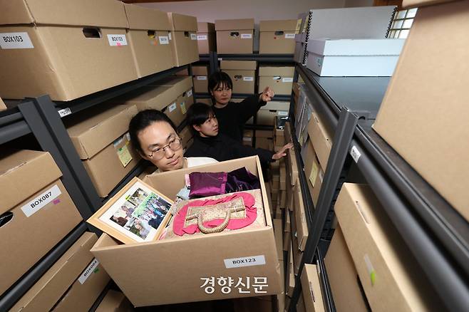 아키비스트 3명이 지난 24일 서울 마포구 정의기억연대 수장고에서 고 길원옥 할머니의 유품을 분류해 수장고에 보관하고 있다. 김창길 기자