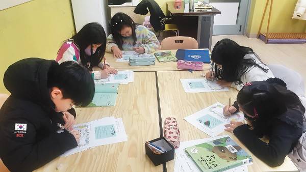 초등학교 2학년 아이들이 최근 서울 마포구의 서부교회 다니엘학교에서 열린 독서 수업에 참여하고 있다. 서부교회 제공