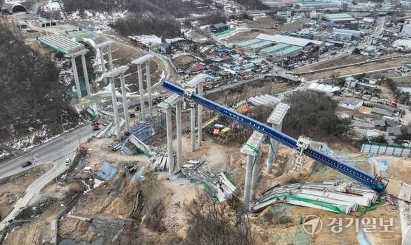 25일 오전 안성 서울세종고속도로 건설 현장에서 교량이 무너져 근로자 10명이 숨지거나 다쳤다. 사고 현장 모습. 윤원규기자