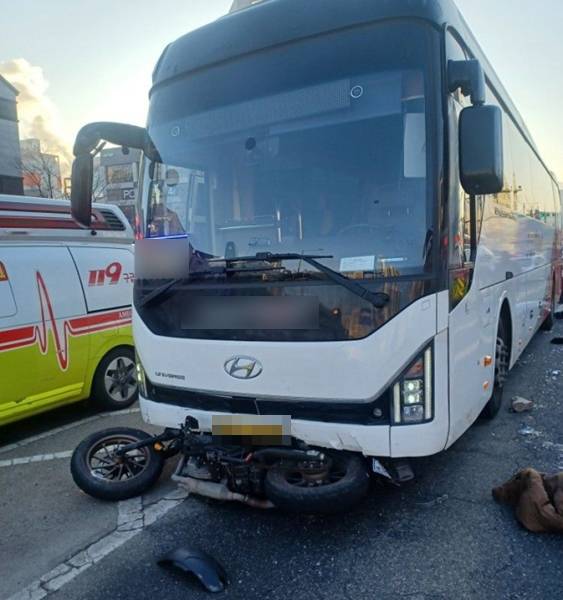 평택 고덕동 오토바이와 버스 추돌사고 현장. 송탄소방서 제공