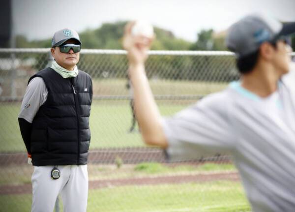 2025시즌을 앞두고 KT 위즈에 합류한 이종범 주루·외야 코치가 선수들의 훈련 모습을 지켜보고 있다. KT 위즈 제공
