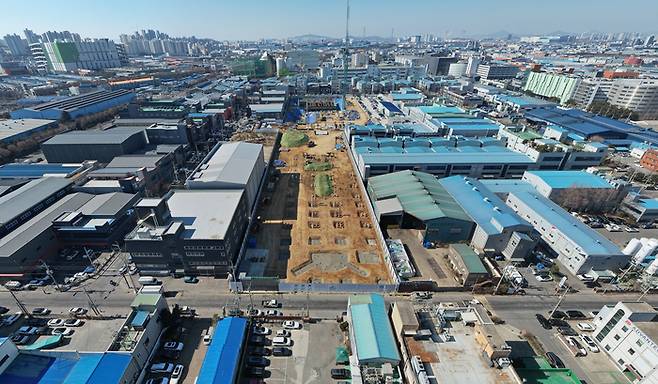 인천 서구에 위치한 아마존웹서비스(AWS)의 데이터센터 공사 현장. 2023년 투자 계획이 발표됐으나 착공이 지연돼 지난 20일에도 여전히 공사가 초기 단계에 머물러 있다. [이승환 기자]