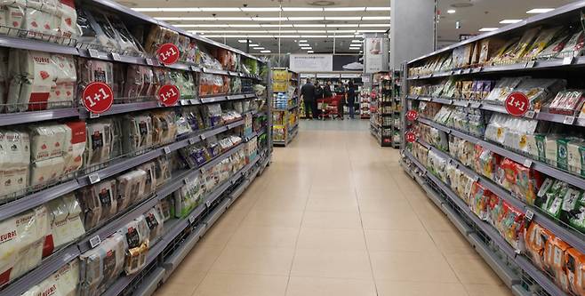 원재료 가격이 오르고 환율이 고공행진을 하며 물가 상승 압력이 더 커지고 있다. 통계청 국가통계포털(KOSIS)와 소비자물가동향에 따르면 지난 1월 가공식품 물가지수는 122.03(2020년=100)으로 작년 동월보다 2.7% 상승했다. 사진은 서울의 한 대형마트. [이충우 기자]