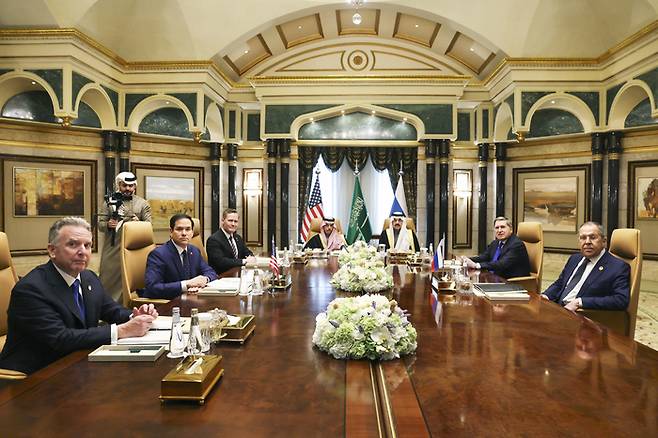 도널드 트럼프 미국 대통령과 블라디미르 푸틴 러시아 대통령의 전화통화로 성사된 우크라이나 전쟁 종전협상이 지난 18일(현지시간) 사우디아라비아 리야드 디리야궁전에서 진행됐다. 우크라이나는 협상에서 제외됐다. (앞줄 왼쪽부터 시계방향으로) 마이크 왈츠 미 국가안보보좌관,  마코 루비오 미 국무장관, 스티브 위트코프 미 중동 특사, 사우디 외무장관인 파이살 빈 파르한 알 사우드 왕자, 모사드 빈 모하마드 알아이반 사우디 국가안보보좌관, 유리 우샤코프 러시아 대통령 외교정책 보좌관, 세르게이 라브로프 러시아 외무장관. [AP = 연합뉴스]