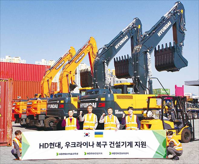 HD현대사이트솔루션 등 건설기계 부문 3사가 전쟁 피해 복구를 위해 기증한 장비들은 우크라이나 미콜라이우주에서 2024년부터 피해 지역 재건 현장에 투입되고 있다. (HD현대사이트솔루션 제공)