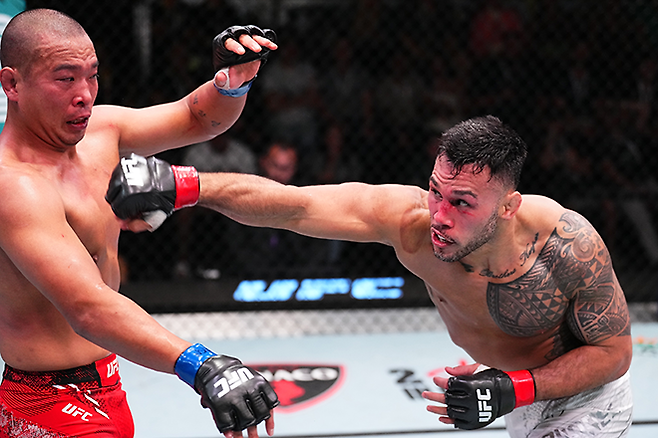박준용(왼쪽)이 2024년 10월 전 UFC 미들급 8위 브래드 터배리스 공격을 피하고 있다. 사진=TKO