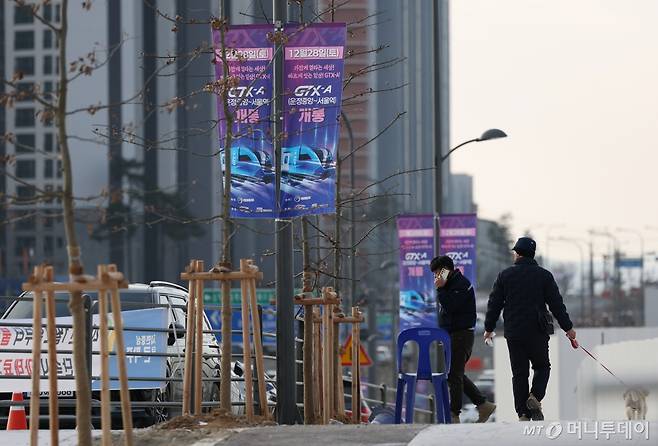 (파주=뉴스1) 권현진 기자 = 27일 경기 파주시 운정중앙역 인근에 ‘GTX-A 운정중앙∼서울역 구간 개통’을 알리는 현수막이 걸려있다.  GTX-A 2단계 노선은 서울역에서 시작해 연신내, 대곡, 킨텍스를 거쳐 운정중앙까지 총 5개 역에 정차한다. 기존에 서울 도심에서 파주까지 이동할 때는 버스나 지하철, 자가용을 이용해 약 1시간 이상 걸렸지만, GTX-A 노선이 개통되면 소요시간이 20분대로 크게 단축된다. 2024.12.27/뉴스1  Copyright (C) 뉴스1. All rights reserved. 무단 전재 및 재배포,  AI학습 이용 금지. /사진=(파주=뉴스1) 권현진 기자
