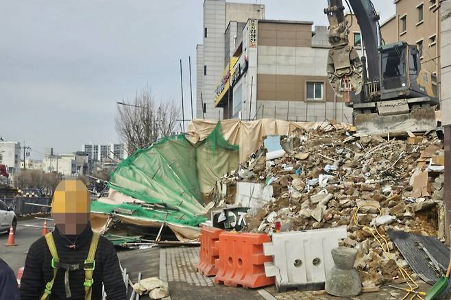 25일 오후 광주 동구 지산사거리 한 건축물 철거 현장에서 건물 가림막이 무너져 소방 당국 등 관계자들이 조치를 취하고 있다. /사진=뉴시스, 광주 동구 제공