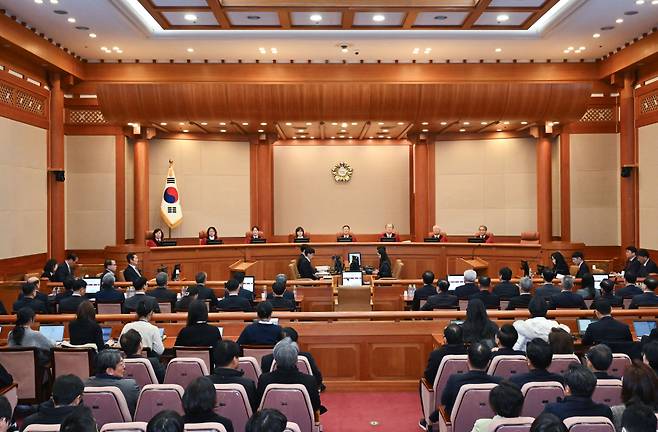 문형배 헌법재판소장 권한대행과 헌법재판관 등이 25일 오후 서울시 종로구 재동 헌법재판소 대심판정에서 열린 대통령 탄핵 심판 마지막 변론기일에 참석해 있다. /사진=뉴시스(사진공동취재단)