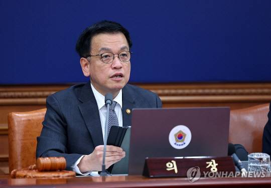 최상목 대통령 권한대행 부총리 겸 기획재정부 장관이 11일 정부서울청사에서 열린 국무회의에서 발언하고 있다. 연합뉴스