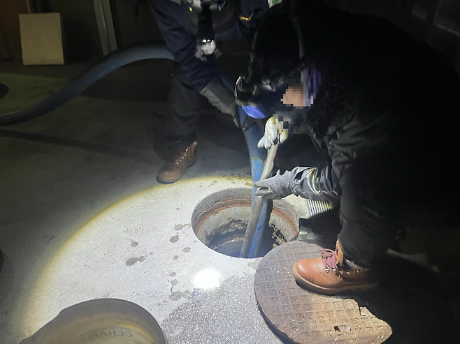 작업자가 정화조에서 똥을 퍼내고 있다. 박병국 기자