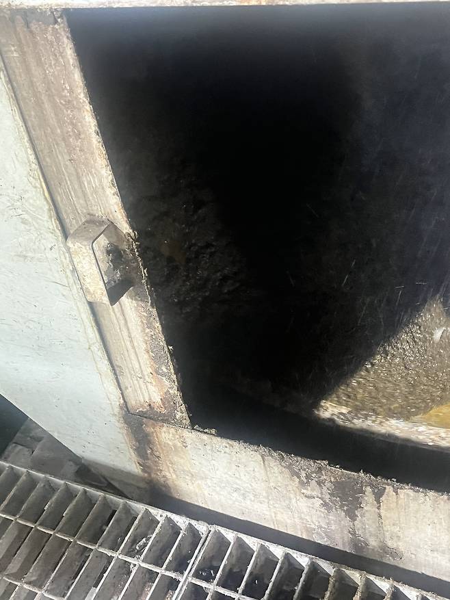 짙은 회색으로 보이는 것이 슬러지다. 박병국 기자