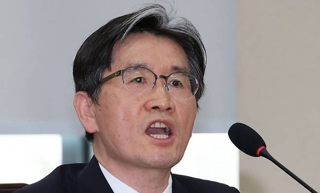 오동운 고위공직자범죄수사처장이 25일 서울 여의도 국회에서 열린 ‘윤석열 정부의 비상계엄 선포를 통한 내란 혐의 진상규명 국정조사 특별위원회’ 5차 청문회에서 이른바 ‘영장 쇼핑’ 논란과 관련한 여당 의원들의 질문에 목소리를 높여 항변하고 있다. [연합]