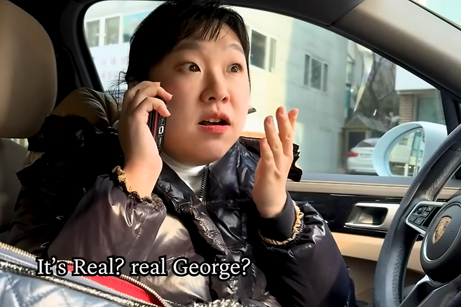 대치동 ‘제이미 맘’ 이소담으로 변신한 개그우먼 이수지. 4세 아들을 수학 학원에 보내고, 영어 원어민 선생과 통화하며, 재기차기 과외 선생을 찾아주는 이야기가 나온다. [유튜브 ‘핫이슈지’]