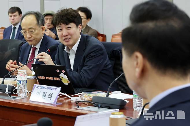 [서울=뉴시스] 조성우 기자 = 이준석(왼쪽 두 번째) 개혁신당 의원이 25일 오전 서울 여의도 국회 의원회관에서 열린 대한민국 미래혁신포럼 '한일수교 60주년의 과제와 비전' 제4차 세미나에서 발언하고 있다. 2025.02.25. xconfind@newsis.com