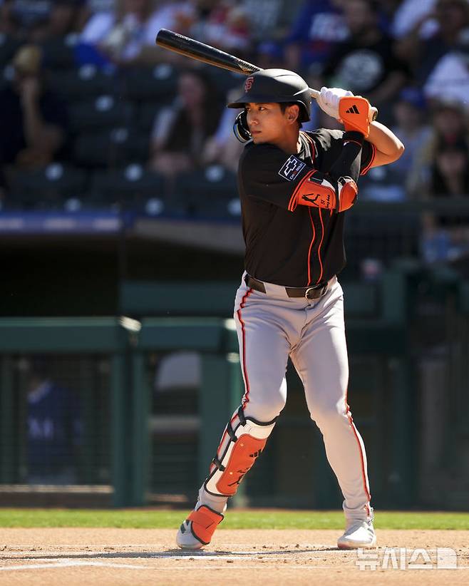 [서프라이즈=AP/뉴시스] 샌프란시스코 자이언츠의 이정후가 22일(현지 시간) 미 애리조나주 서프라이즈 스타디움에서 열린 텍사스 레인저스와 시범 경기 1회 초 타석에 들어서 투구를 기다리고 있다. 이정후는 3번 중견수로 선발 출장해 3타수 1안타 1삼진을 기록했고 샌프란시스코는 6-1로 승리했다. 2025.02.23.