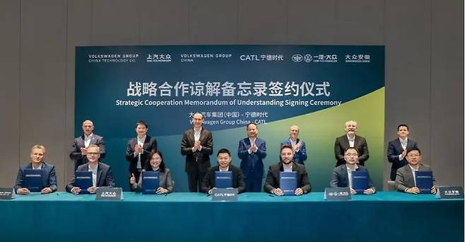 [서울=뉴시스]독일 대표 자동차업체인 폭스바겐이 전기차 배터리 개발을 위해 세계 최대 배터리 생산업체인 중국 닝더스다이(CATL)와 협력하기로 했다. 사진은 두 회사 관계자들이 지난 21일 전략협력파트너관계 확립을 위한 양해각서(MOU)를 체결하는 모습. <사진출처: 바이두> 2025.02.25