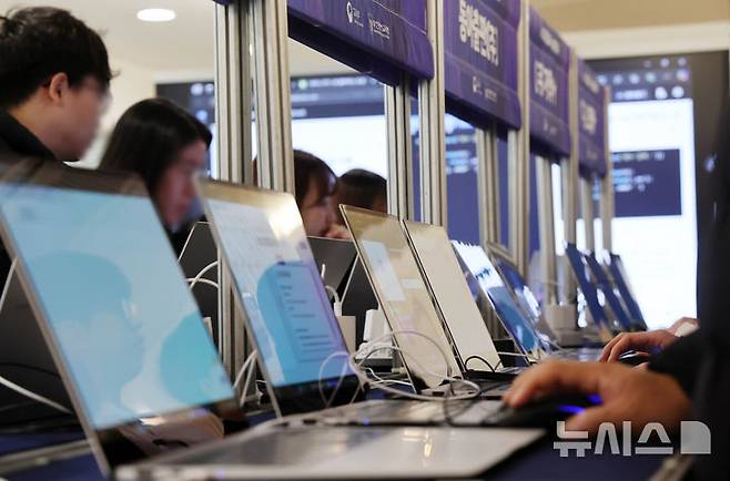 [부산=뉴시스] 하경민 기자 = 올해 3월 도입을 앞둔 'AI 디지털교과서 상설 전시회'가 열린 18일 부산 북구 SW·AI교육거점센터에서 지역 교사들이  AI 디지털교과서를 살펴보고 있다. 2025.02.18. yulnetphoto@newsis.com