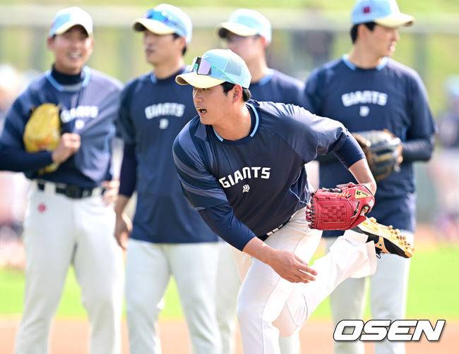 [OSEN=타이난(대만), 최규한 기자] 프로야구 롯데 자이언츠가 19일(한국시간) 대만 타이난 아시아-태평양 국제야구센터에서 진행된 2025 시즌 스프링캠프에서 구슬땀을 흘렸다. 김태형 감독을 비롯해&nbsp;코칭스태프 13명과 함께 투수 20명, 포수 5명, 내야수 9명, 외야수 7명으로 총 41명의 선수들이 함께하는 1차 스프링캠프는 오는 21일까지 진행된다.롯데 나균안이 수비 훈련을 펼치고 있다. 2025.02.19 /