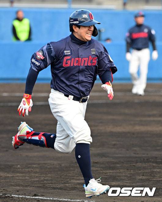 [OSEN=미야자키(일본), 지형준 기자]&nbsp;23일 일본 미야자키현 니치난시 난고스타디움에서 롯데 자이언츠와 일본프로야구 세이부 라이온스의 연습경기가 열렸다.롯데는 지난 20일을 마지막으로 대만 타이난 1차 스프링캠프를 마무리 지었다. 22일 일본 미야자키로 이동한 롯데는 구춘 미야자키 베이스볼 게임즈 리그에 참가한다. 구춘리그에서는 지바 롯데 마린스, 세이부 라이온즈, 소프트뱅크 호크스, 오릭스 버팔로즈 등 일본프로야구(NPB) 구단들, 그리고 KBO리그 두산 베어스 등과 총 5경기를 치른다. 아울러 자매구단인 지바 롯데와의 교류전도 1경기 치른다. 미야자키에서 총 6차례의 실전 경기를 치르고 귀국해 시범경기와 정규시즌을 준비한다.8회초 2사 1루에서 롯데 유강남이 안타를 날리고 전력질주를 하고 있다. 2025.02.23 /jpnews@osen.co.kr