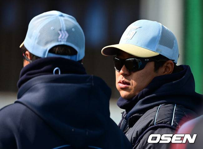 [OSEN=미야자키(일본), 지형준 기자]&nbsp;23일 일본 미야자키현 니치난시 난고스타디움에서 롯데 자이언츠와 일본프로야구 세이부 라이온스의 연습경기가 열렸다.롯데는 지난 20일을 마지막으로 대만 타이난 1차 스프링캠프를 마무리 지었다. 22일 일본 미야자키로 이동한 롯데는 구춘 미야자키 베이스볼 게임즈 리그에 참가한다. 구춘리그에서는 지바 롯데 마린스, 세이부 라이온즈, 소프트뱅크 호크스, 오릭스 버팔로즈 등 일본프로야구(NPB) 구단들, 그리고 KBO리그 두산 베어스 등과 총 5경기를 치른다. 아울러 자매구단인 지바 롯데와의 교류전도 1경기 치른다. 미야자키에서 총 6차례의 실전 경기를 치르고 귀국해 시범경기와 정규시즌을 준비한다.롯데 유강남이 경기를 지켜보고 있다. 2025.02.23 /