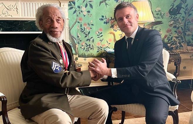 24일(현지시간) 미국 수도 워싱턴을 방문한 에마뉘엘 마크롱 프랑스 대통령(오른쪽)이 2차대전 당시 미군 병사로 프랑스 땅에서 싸운&nbsp;알레스터 브라운(100) 목사와 만나 감사의 뜻을 전하고 있다. 마크롱 대통령 SNS 캡처