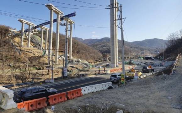 25일 오전 9시 49분쯤 경기 안성시 서운면 산평리 6-9 일대 서울세종고속도로 안산~용인 구간 연결공사 교량 작업 중 교량이 붕괴되는 사고가 발생했다. 이 사고로 8명의 사상자가 발생한 것으로 전해졌다. 2025.2.25. (독자 제공) 연합뉴스