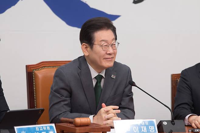 지난 2월24일 오전 서울 국회에서 열린 더불어민주당 최고위원회의에 참석한 이재명 대표가 박찬대 원내대표의 발언을 경청하고 있다. ⓒ시사저널 이종현