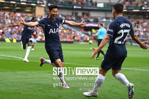 ▲ 리즈 유나이티드 임대 생활을 즐기고 있는 마노르 솔로몬이 토트넘 홋스퍼로 복귀하지 않을 것으로 보인다. 손흥민의 골에 도움을 기록하는 등 강한 인상을 남겼지만, 부상이 발목을 잡았고 임대로 토트넘을 탈출했다.