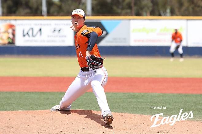 ▲ KIA와 연습경기에서 1회 대량실점 위기를 벗어나며 2이닝 1실점을 기록한 엄상백 ⓒ한화이글스