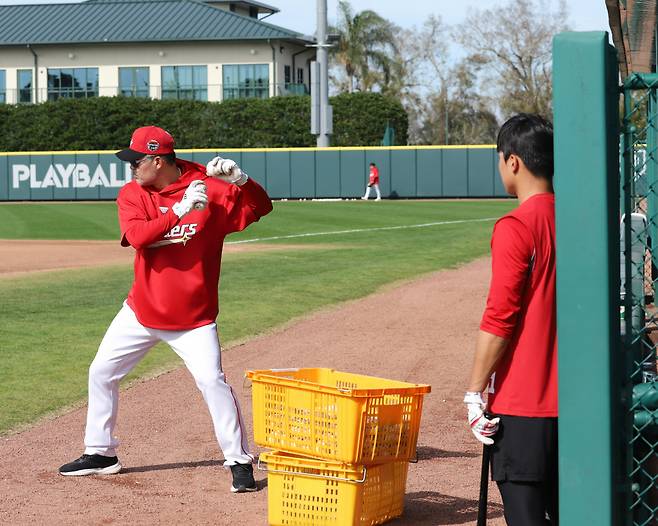 이숭용(왼쪽) SSG 랜더스 감독. /사진=SSG 랜더스 제공