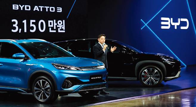1월 16일 인천에서 열린 중국 전기차 브랜드 BYD 미디어 쇼케이스 행사에서 조인철 BYD코리아 승용부문 대표가 ‘아토 3’ 등 주력 차량을 소개하고 있다. [뉴시스]