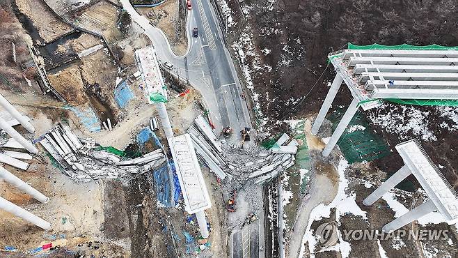 안성 고속도로 공사장 교량 붕괴 (안성=연합뉴스) 홍기원 기자 = 서울세종고속도로의 건설 현장에서 교량 연결작업 중 교각에 올려놓았던 상판이 무너져 내려 작업 중이던 인부들이 숨지거나 다쳤다.
    25일 오전 9시 49분께 경기도 안성시 서운면 산평리 소재 서울세종고속도로 천안~안성구간 9공구 청룡천교 건설 현장에서 교각에 올려놓았던 상판 4∼5개가 떨어져 내렸다.
    사진은 사고 현장 모습. 2025.2.25 xanadu@yna.co.kr