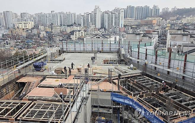 공사비 급등에 주요 건설사 매출원가율 90% 웃돌아 (서울=연합뉴스) 류영석 기자 = 부동산 경기 침체 속에 건설 공사비가 가파르게 상승하며 주요 대형 건설사 매출 원가율이 평균 90%를 넘은 것으로 나타난 가운데 16일 서울의 한 건설 현장에서 작업자들이 자재를 옮기고 있다.
    이날 건설업계에 따르면 2024년 시공능력평가 상위 건설사 중 현대건설과 금호건설은 지난해 매출 원가율이 각각 100.6%와 104.9%(이하 잠정 실적 기준)로 집계됐다. 매출 원가율은 매출액에서 차지하는 매출 원가의 비율로, 이 비율이 100%를 넘었다는 것은 회사가 벌어들인 돈보다 지출한 돈이 더 많다는 의미다. 2025.2.16 ondol@yna.co.kr