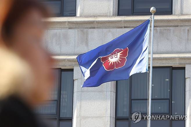 尹탄핵심판 25일 최종진술 변론종결 (서울=연합뉴스) 강민지 기자 = 헌법재판소가 윤석열 대통령 탄핵심판의 변론을 오는 25일 종결하기로 했다. 최종 결정 선고는 다음 달 중순께 나올 것으로 전망된다. 사진은 21일 서울 헌법재판소 앞. 2025.2.21 mjkang@yna.co.kr