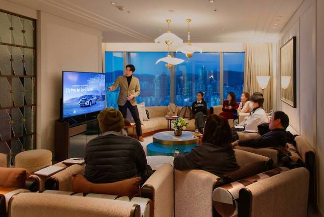 벤츠 한성자동차가 조선 마스터즈 스위트룸에서 부동산 전문 유튜버와 함께 고객 초청 강연 프로그램 드라이브 투 렉처를 진행했다. 사진=한성자동차