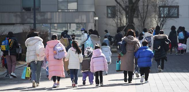 2022년 3월 서울 시내 초등학교에서 학생들이 학부모들과 하교하고 있다. 사진은 본문과 직접적 관계가 없음. (사진=뉴시스)is.com