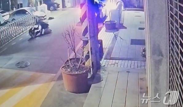 26일 오전 3시 10분쯤 광주 동구 금남로에서 스토킹 의심 신고를 받고 출동한 경찰관에게 흉기를 휘두른 50대 A 씨가 경찰의 총격에 숨졌다. 사진은 폐쇄회로에 찍힌 A 씨가 경찰관을 공격하는 모습. (독자제공. 재판매 및 DB 금지) 2025.2.26/뉴스1 ⓒ News1 이승현 기자