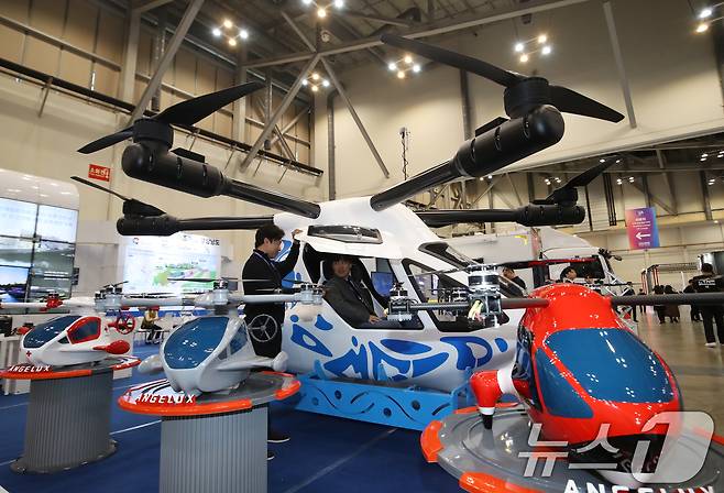 26일 부산 해운대구 벡스코 제1전시장에서 열린 'DSK 2025(드론쇼코리아)'에서 관람객들이 엔젤럭스 부스에 전시된 도심항공모빌리티(UAM) 수륙양용 드론 등을 살펴보고 있다.  2025.2.26/뉴스1 ⓒ News1 윤일지 기자