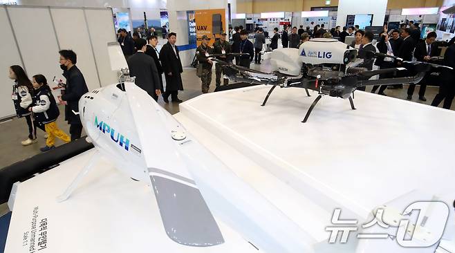 26일 부산 해운대구 벡스코 제1전시장에서 열린 'DSK 2025(드론쇼코리아)'에서 관람객들이 LIG넥스원부스에 전시된 다목적 무인헬기 등 다양한 드론을 살펴보고 있다. 오는 28일까지 열리는 이번 행사에는 역대 최대인 15개국, 306개 사가 1130 부스 규모로 참가하는 전시회와 콘퍼런스, 다양한 체험 이벤트 등으로 구성된다. 2025.2.26/뉴스1 ⓒ News1 윤일지 기자