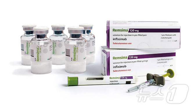 램시마 정맥주사제형(IV)(왼쪽)과 피하주사제형(SC) 오토인젝터(가운데), 프리필드 시린지(오른쪽).(셀트리온 제공)./뉴스1