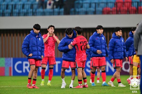 대한민국 U-20 대표팀이 26일 중국 선전에 유소년 훈련 센터에서 치러진 사우디아라비아와의 2025 아시아축구연맹(AFC) U-20 아시안컵 4강전에서 패배 후 아쉬워하고 있다. 사진┃대한축구협회