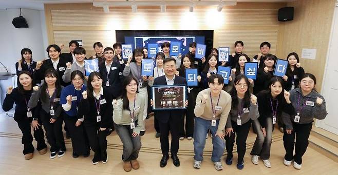 강경성 KOTRA 사장(앞줄 왼쪽 여섯번째)이 서울 서초구 코트라 피칭라운지에서 청년 인턴 간담회에 참가한 청년인턴들이 기념사진을 촬영하고 있다, 코트라 제공