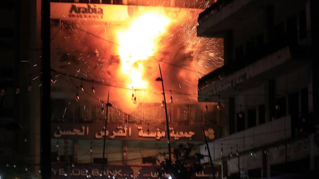 2024년 11월 26일 이스라엘은 AQAH 금융 그룹의 레바논 남부 도시 시돈 소재 지부를 공습했다