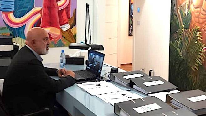 미국 뉴욕 검찰청은 미술품 수집가 나젬 사이드 아마드의 이 사진을 웹사이트에 게시하며, 그가 "글로벌 테러 제재 규정을 위반했다"는 의혹을 제기했다