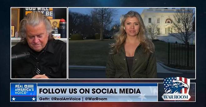 트럼프 대통령의 보수 책사로 불렸던 스티브 배넌의 팟캐스트에서 방송을 하고 있는 나탈리 윈터스 기자. /X