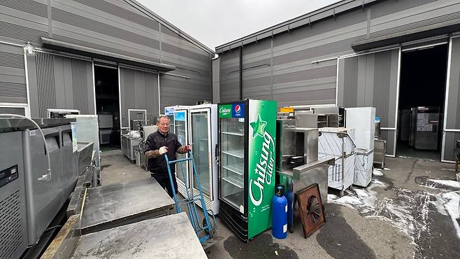 안태복씨가 운영하는 창고 밖 모습. 폐가구가 창고 터 대부분을 차지하고 있다. /김도균 기자