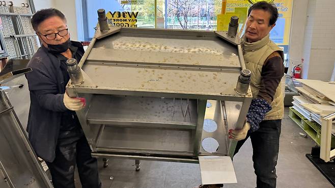 지난 6일 오전 폐업 정리 업체 직원 김성만(왼쪽)씨와 이모(오른쪽)씨가 폐가구를 옮기는 모습. /김도균 기자